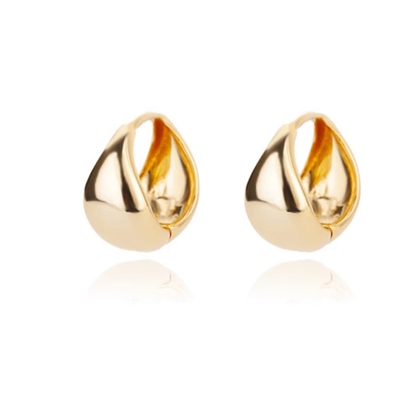 NWT 18k GOLD PLATED Small HOOP EARRINGS - Picture 5 of 6